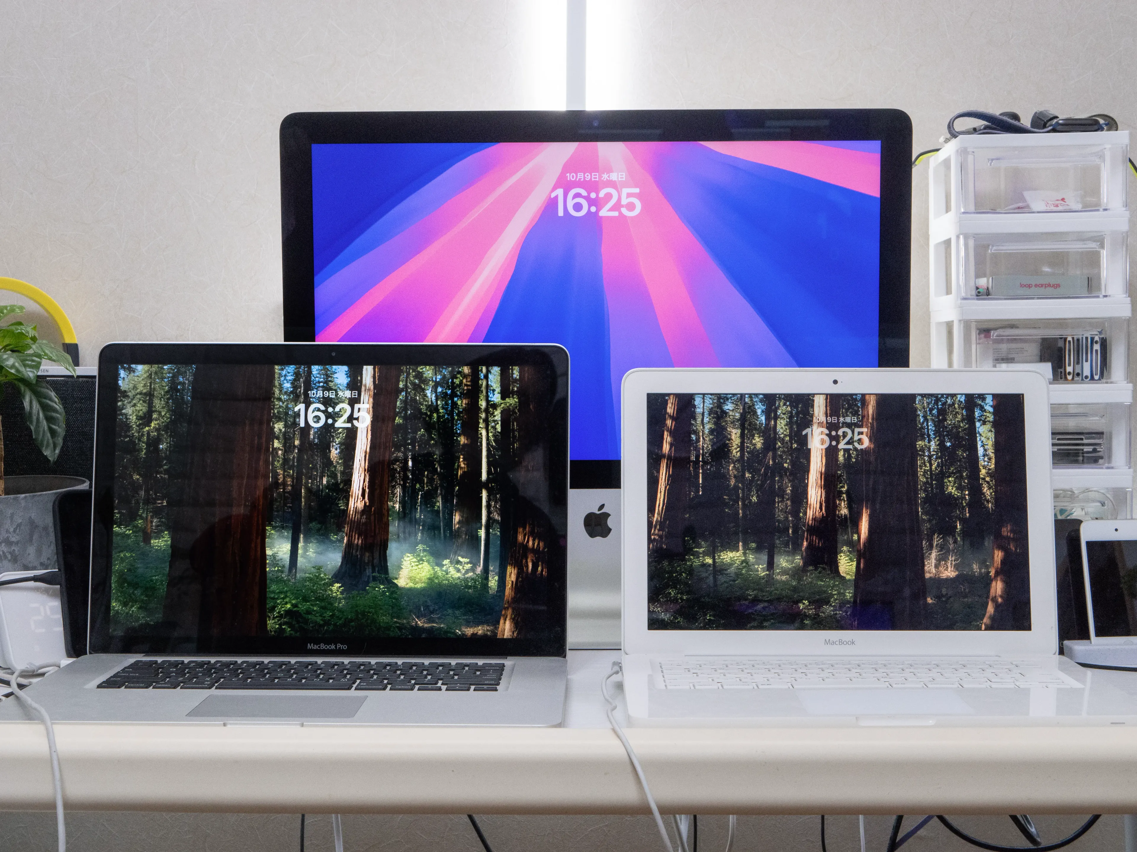 3台のMacがテーブルに置かれている画像